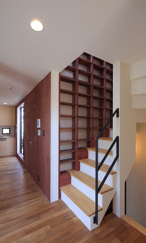 階段脇スペースに作り付け本棚で収納抜群