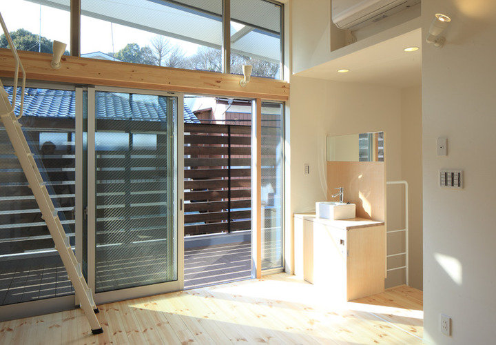 リビングから繋がる風の抜けるテラス