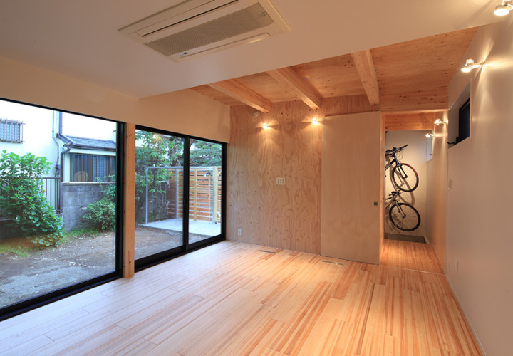 中庭に面して開放感のあるリビング