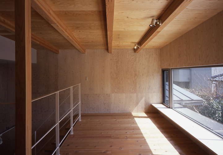 ダイニングキッチンからロフトの様に続くリビング