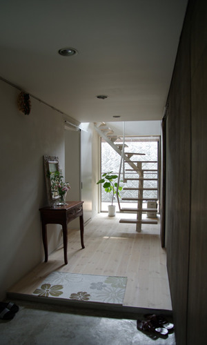 広い土間と大容量収納の落ち着いた雰囲気の玄関