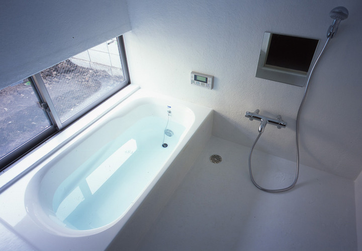 広く落ち着いた雰囲気のバスルーム