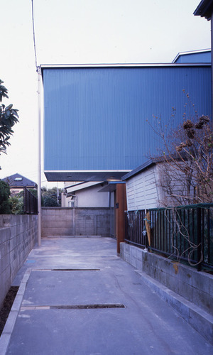 木造ながら片持ちの大胆な外観にこだわりのブルーのカラーリング