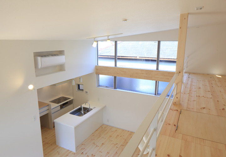 広く活用的なロフトからLDKを見下ろす