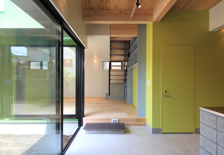 大きな窓で中庭と土間の一体感が気持ちよい開放的な空間