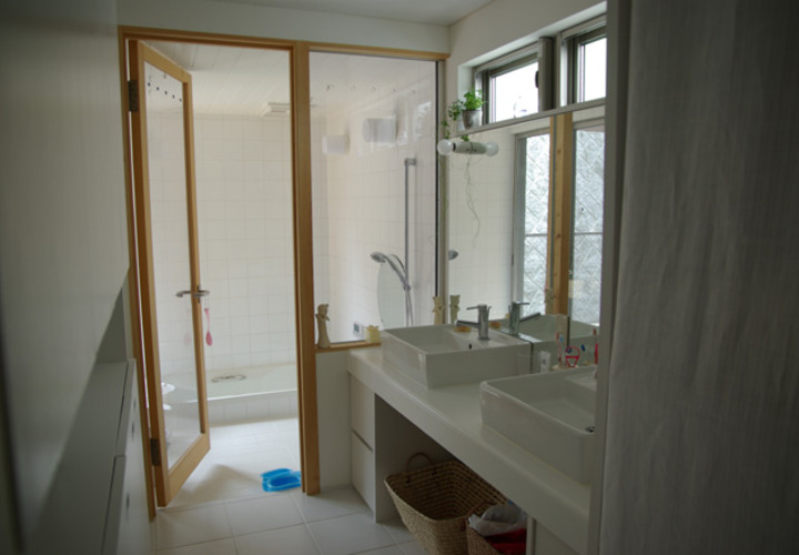 明るく開放的な癒しのバスルーム