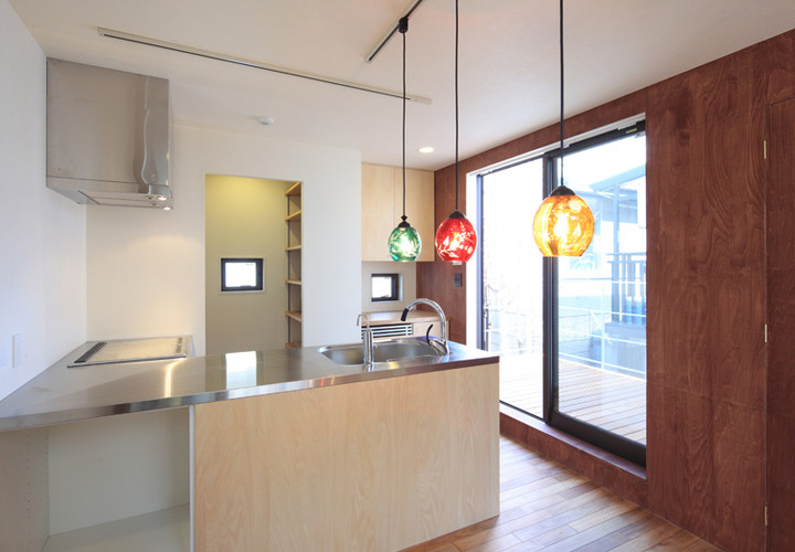 ダイニングキッチンに繋がったバルコニーでのんびりとブランチ