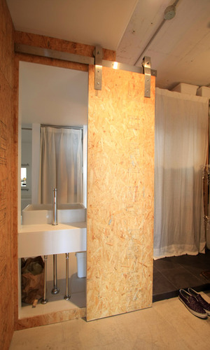 玄関の戸を開けると洗面スペースが出現