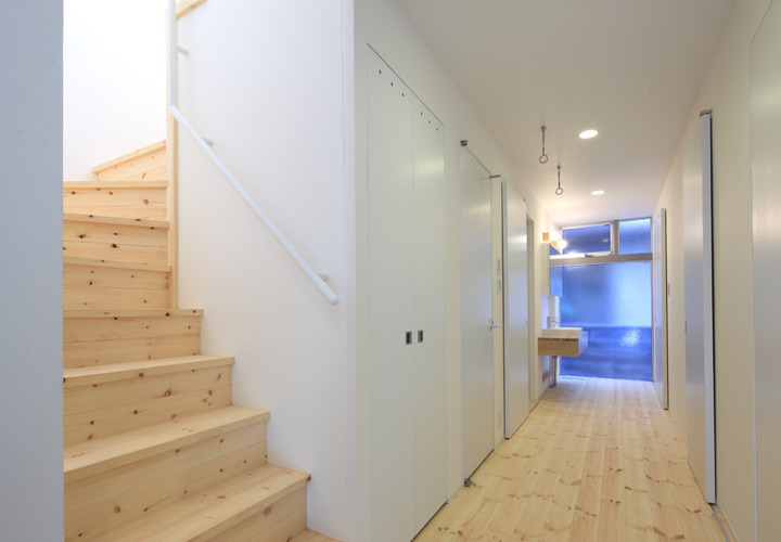 ホールを中心に浴室や寝室を振り分けてコンパクトで機能的な間取り