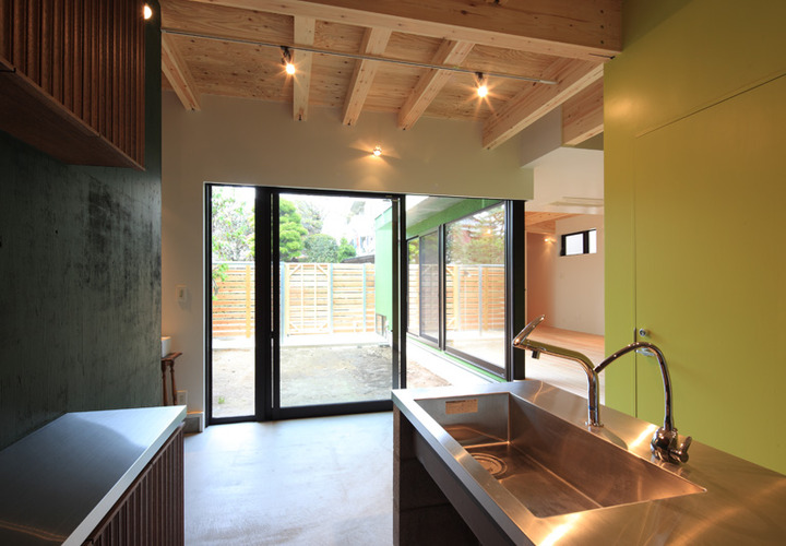 キッチンとゆるく繋がる小上がりのリビング