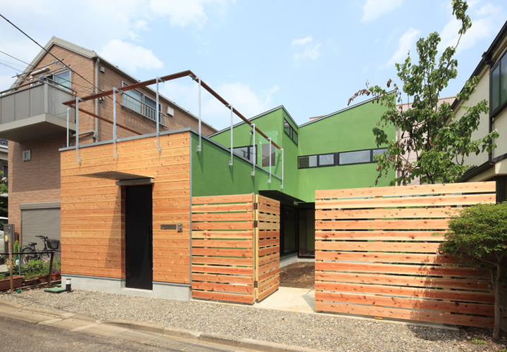 テーマの緑にカラーリングした外観はのんびり柔らかなイメージ