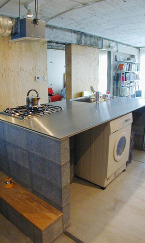 作り込まないラフな仕上げの素材感を活かした内装