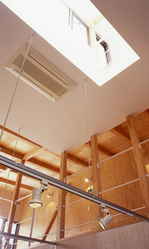 吹き抜けのトップライトから明るい光が差し込む