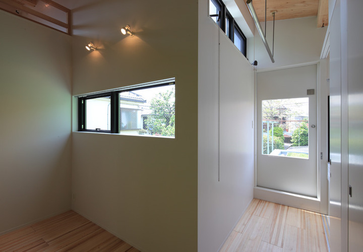 窓の高さや壁上部を開口する工夫で通風と採光を確保