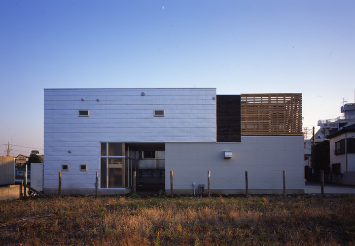 室内空間の区分けを外壁にも表現した個性的な外観