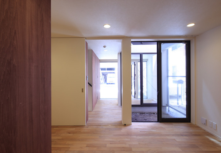 住宅密集地の細長い敷地でも風の抜ける中庭