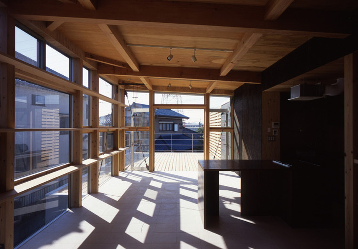 光が差し込むサンルームのようなLDK