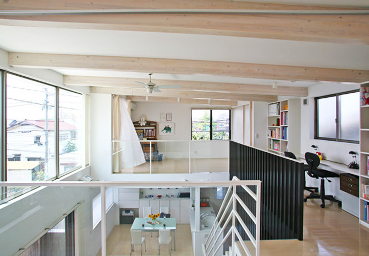 ハイサイドライトのあるオープンで明るい子供部屋