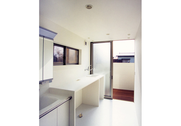 デッキに繋がる洗面