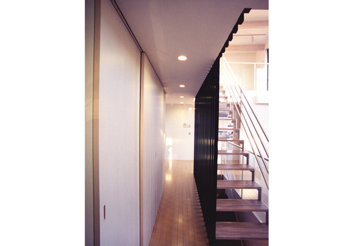 格子がシャープな印象の中2階通路