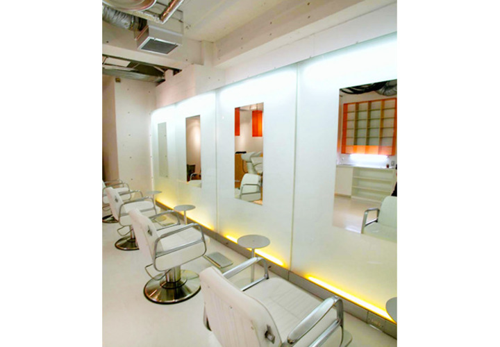 間接照明が照らすカッティングスペース