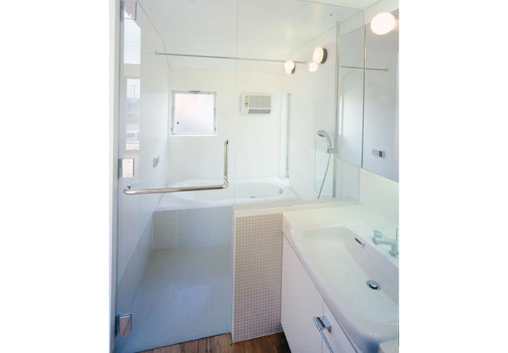 コンパクトでも明るく開放的な浴室