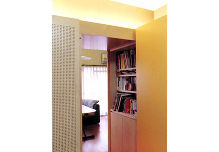 雑多な物を隠せるリビング収納