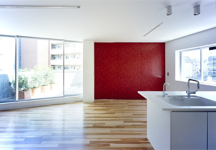 キッチンからの眺めにアクセントカラーの赤が映える