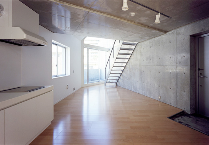 賃貸：ストリップ階段がリビングのアクセントに