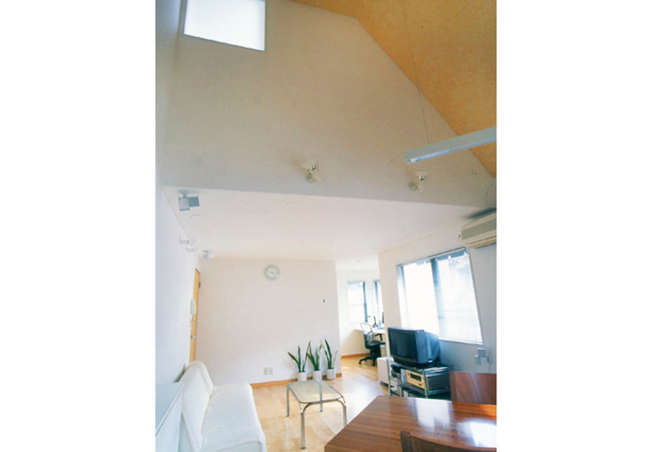 新たに設けた開口部から光が射す