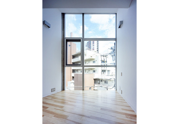 壁一面の開口部が風景を切り取る