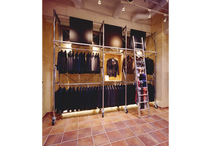 クールなスーツラック