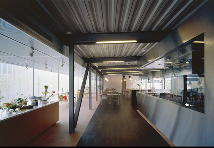 一角にはフラワーショップが