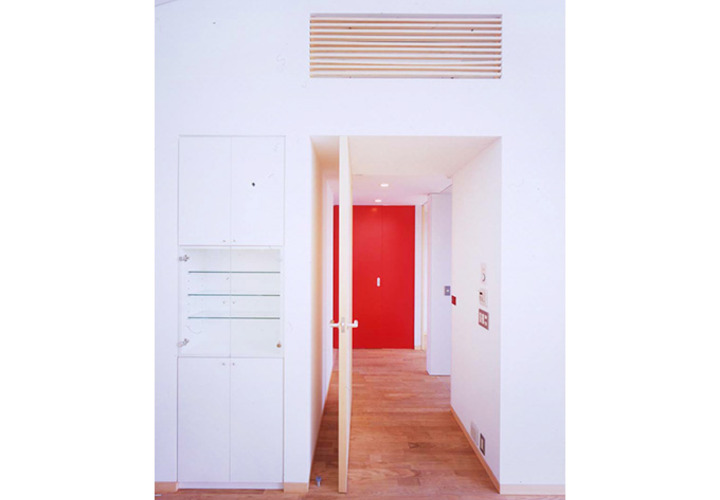 リビング入口の大きな扉は回転式