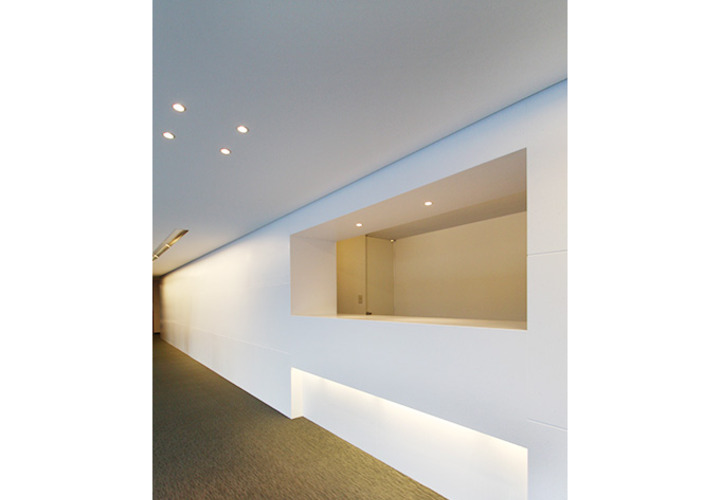 間接照明が足下を照らすレセプション