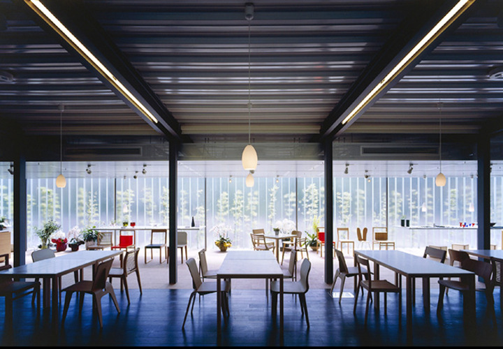 レストランからフラワーショップを見る