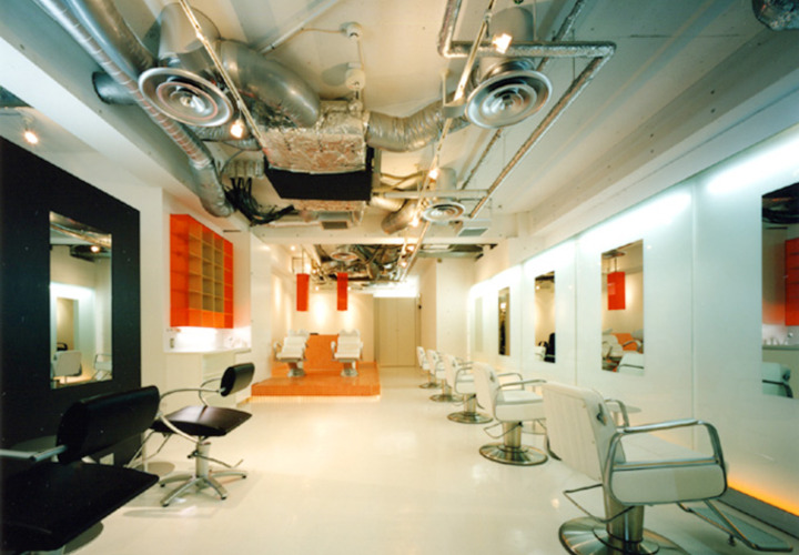 むき出しの配管がクールな店内