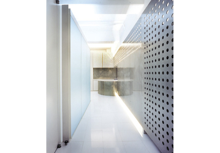 間接照明の廊下を通り受付へ