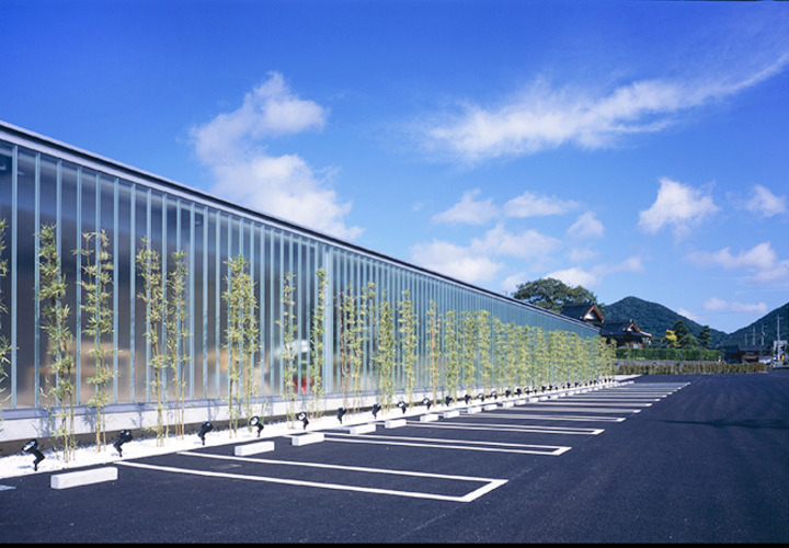 笹が立ち並ぶファサード