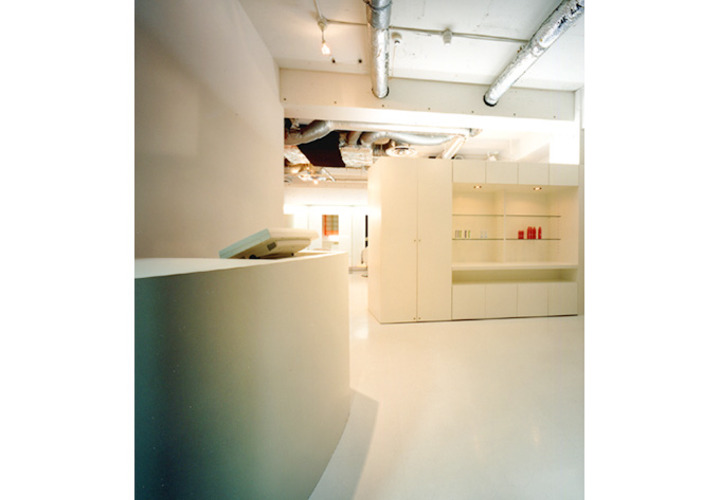 白で統一したエントランス