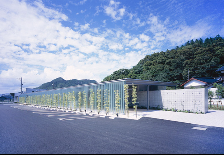 周りの風景にとけ込む様な外観