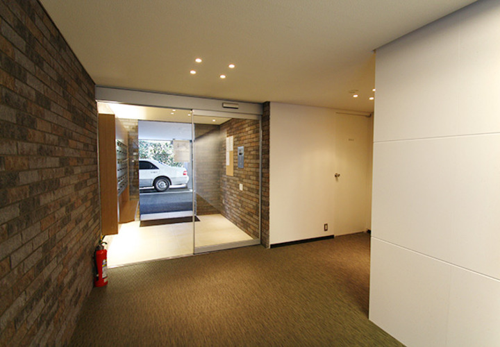 レンガの壁を配したサブエントランス