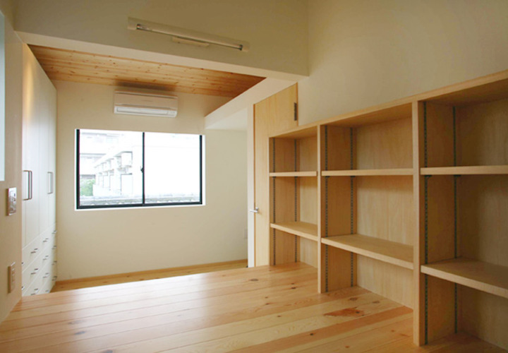 木目を活かしたナチュラルな雰囲気の部屋