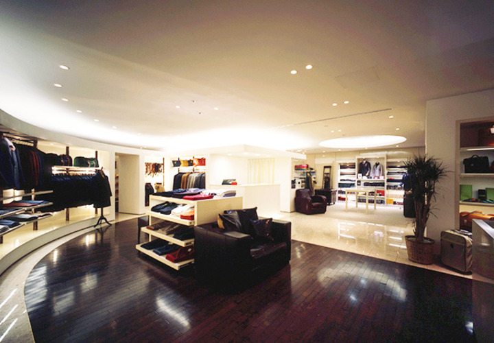 ホワイトとダークブラウンの落ち着いた店内