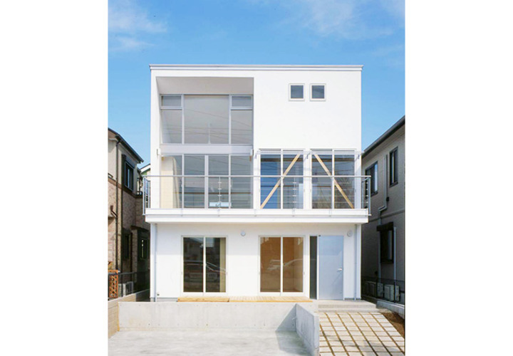 広く窓をとった正面外観