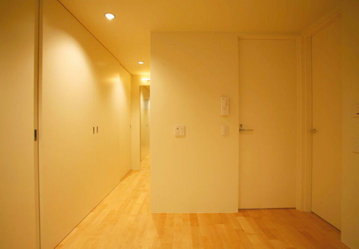 フローリングにとけ込む温かな照明