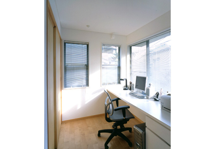 明るい光の入る書斎コーナー