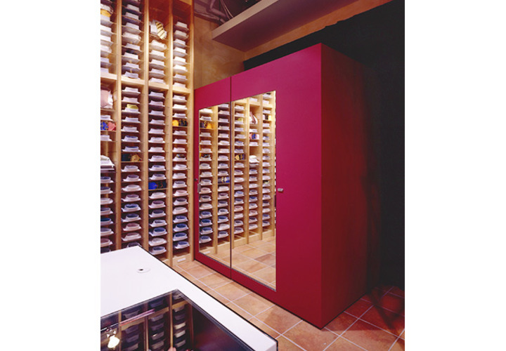 試着室はアクセントカラーとなっている