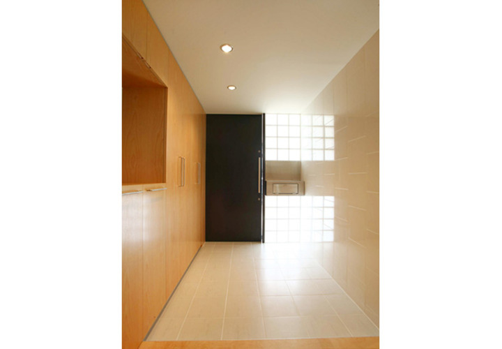 ガラスブロックをはめ込んだ明るい玄関