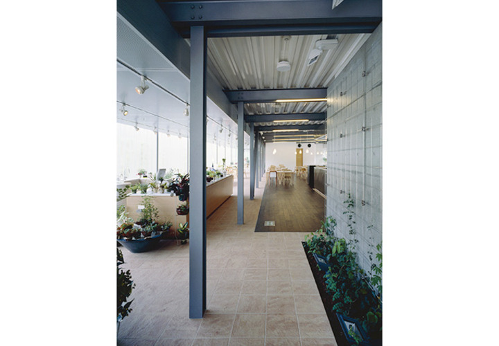 グリーンが迎えるエントランスホール